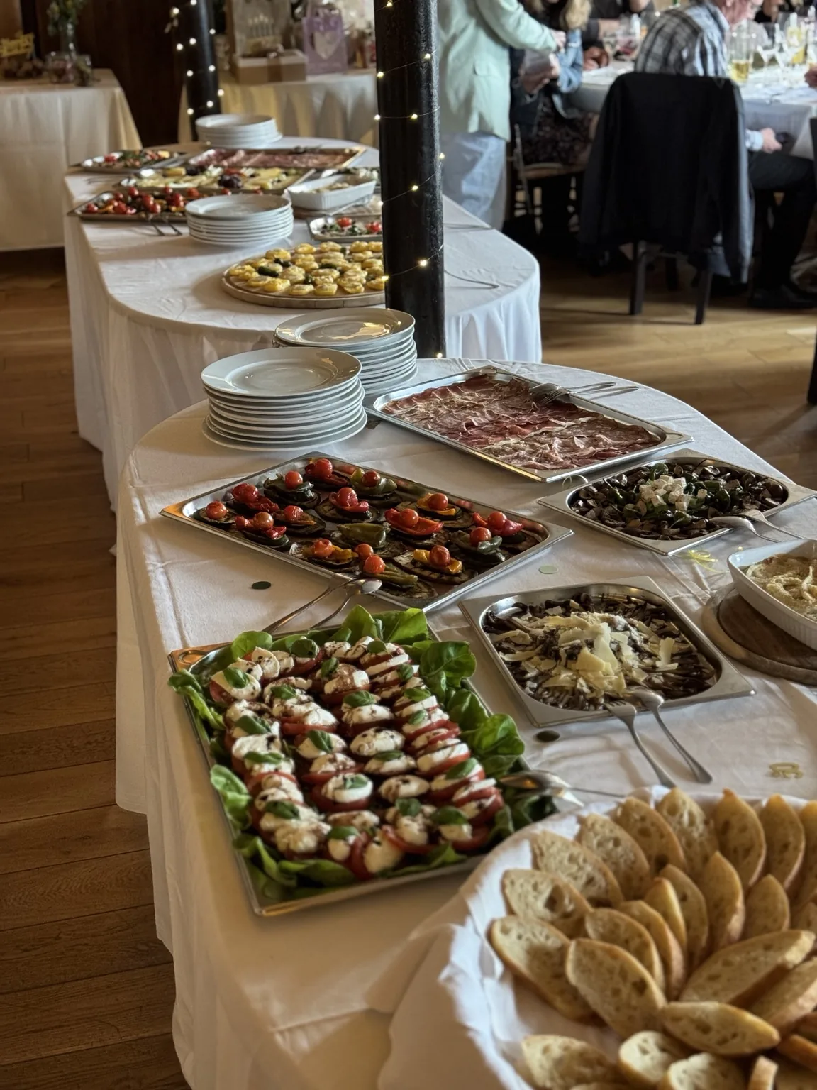 Großes Catering-Buffet im Restaurant