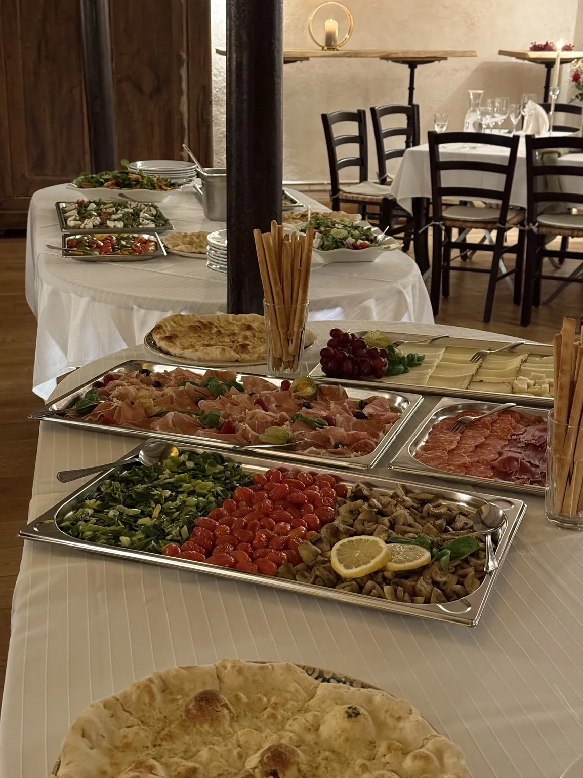 Italienisches Buffet mit Schinken, Gemüse und Focaccia