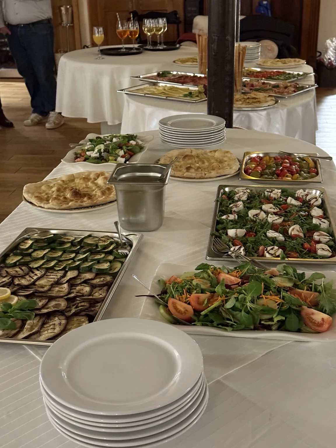 Buffet mit Salaten und gegrilltem Gemüse