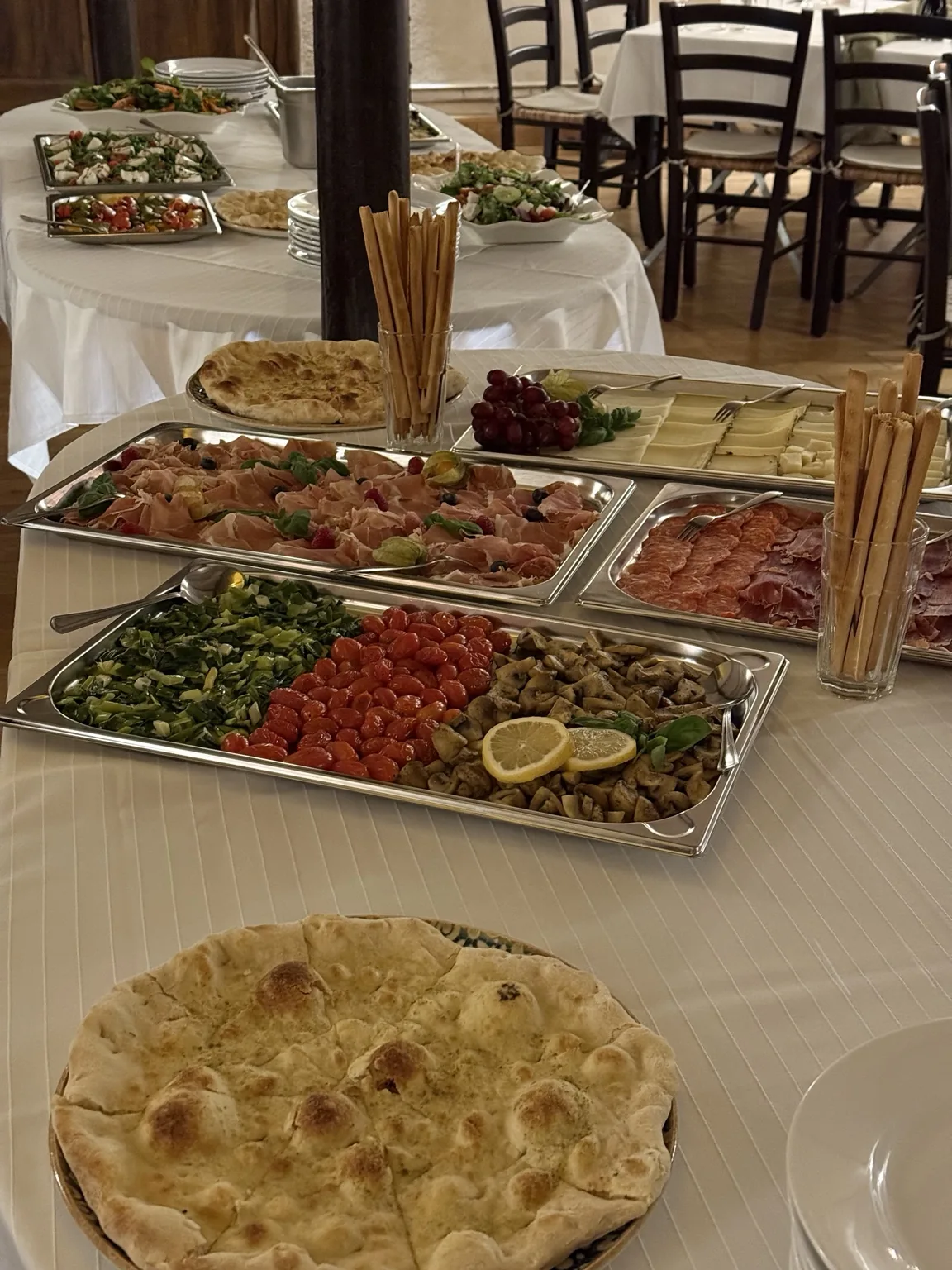 Italienisches Catering mit Focaccia und Antipasti